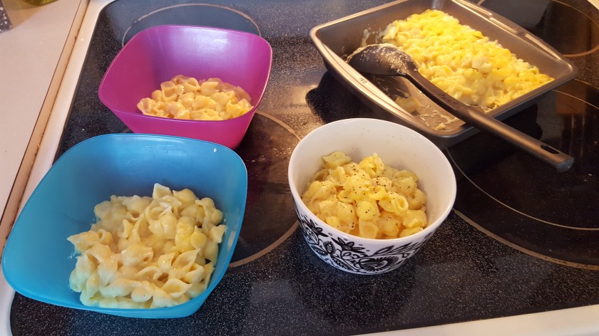 Macaroni and cheese ready to serve